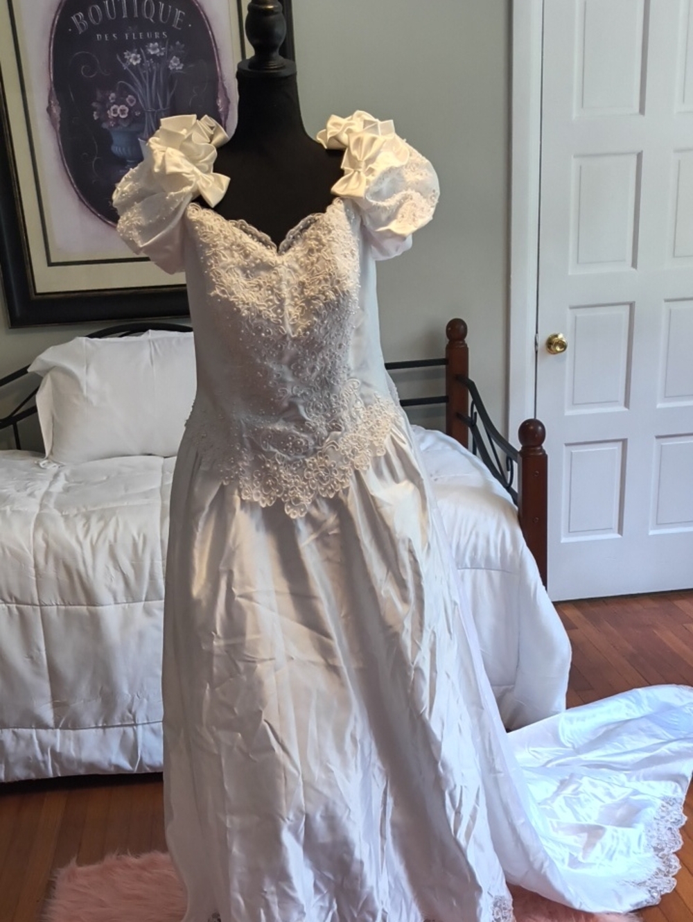 White Lace Appliqué Bridal Gown with Puff Sleeves